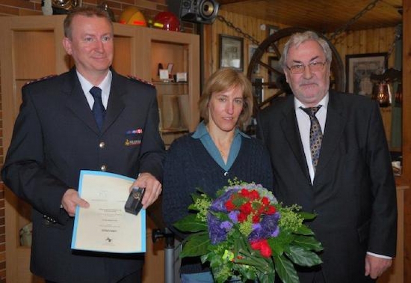 Kommandant Holger Kamm erhält die Ehrenmünze